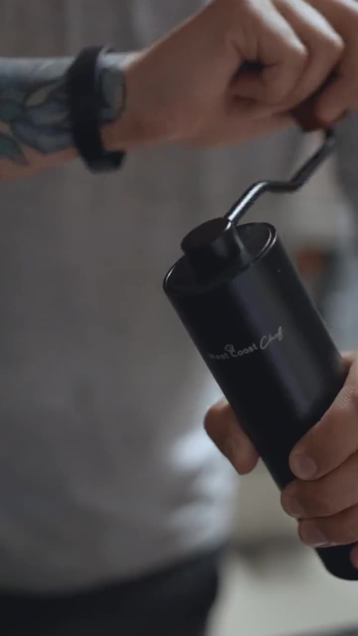 Molinillo de café en la mano del barista