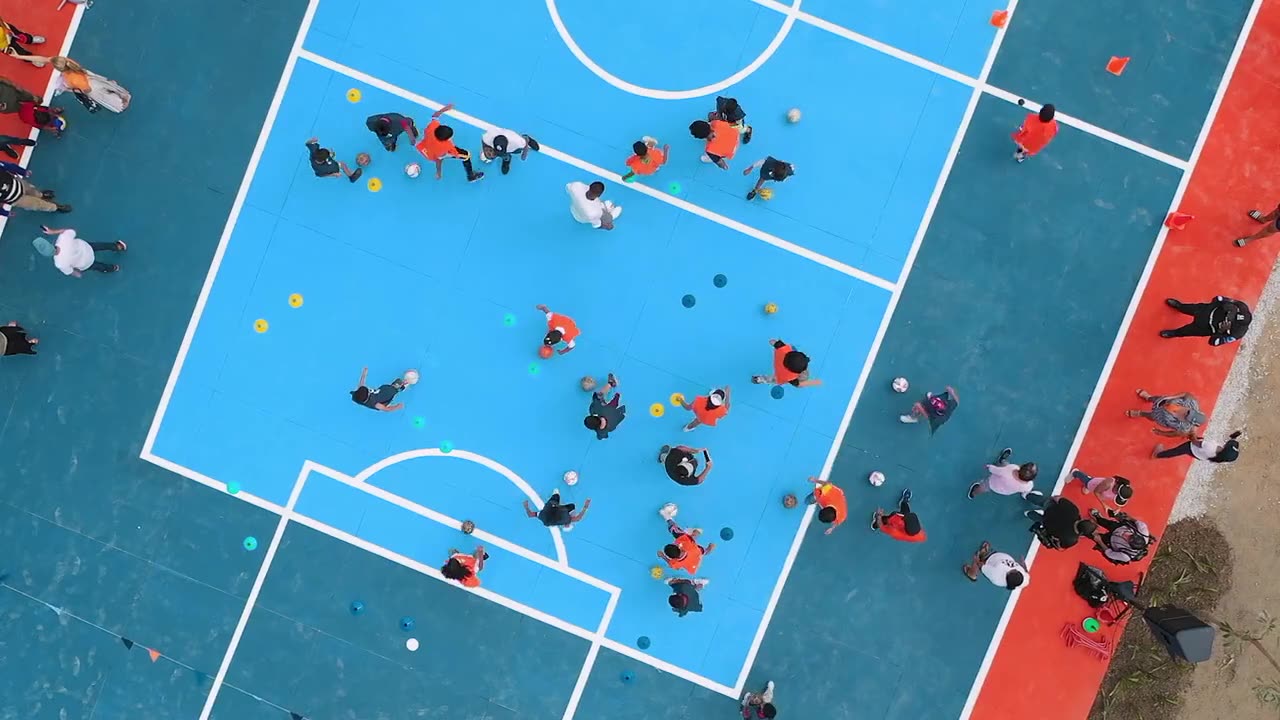 Cancha de fútbol azul y naranja vista desde el aire