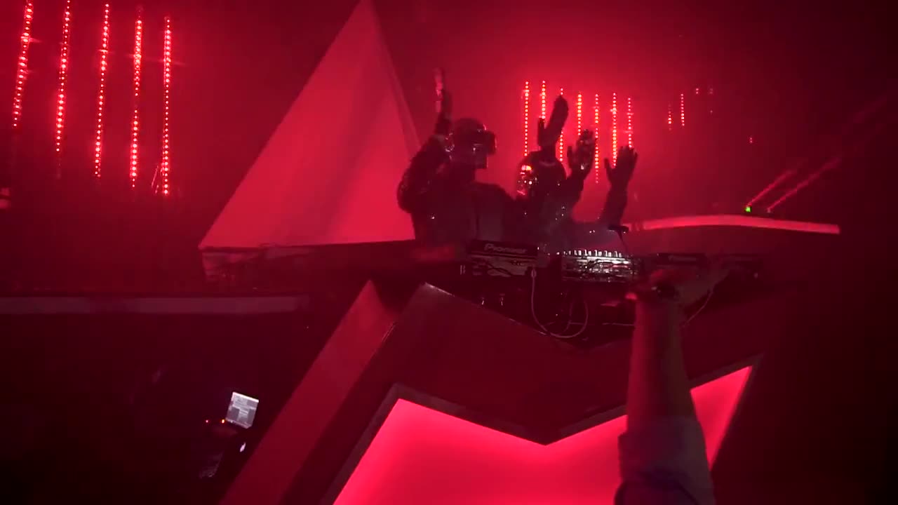 Escenario con luces rojas en una fiesta tributo