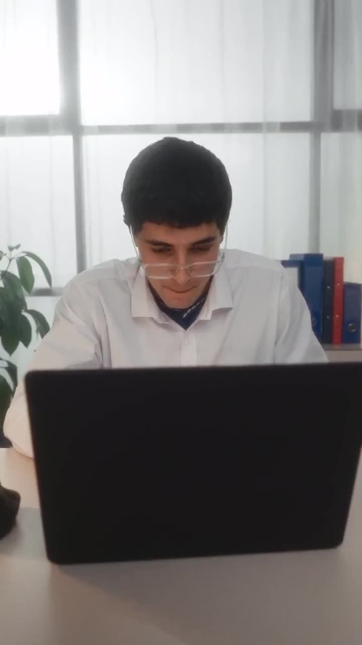 Domino's, Spot 3 · La oficina · 30 s