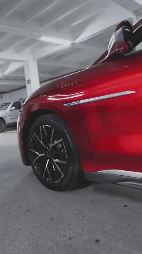 Costado del BYD HAN rojo en el estacionamiento