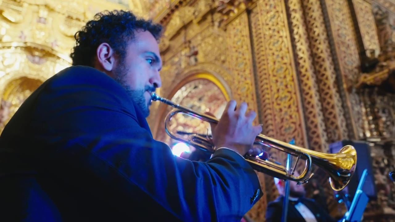 Trompetista iluminado durante el concierto