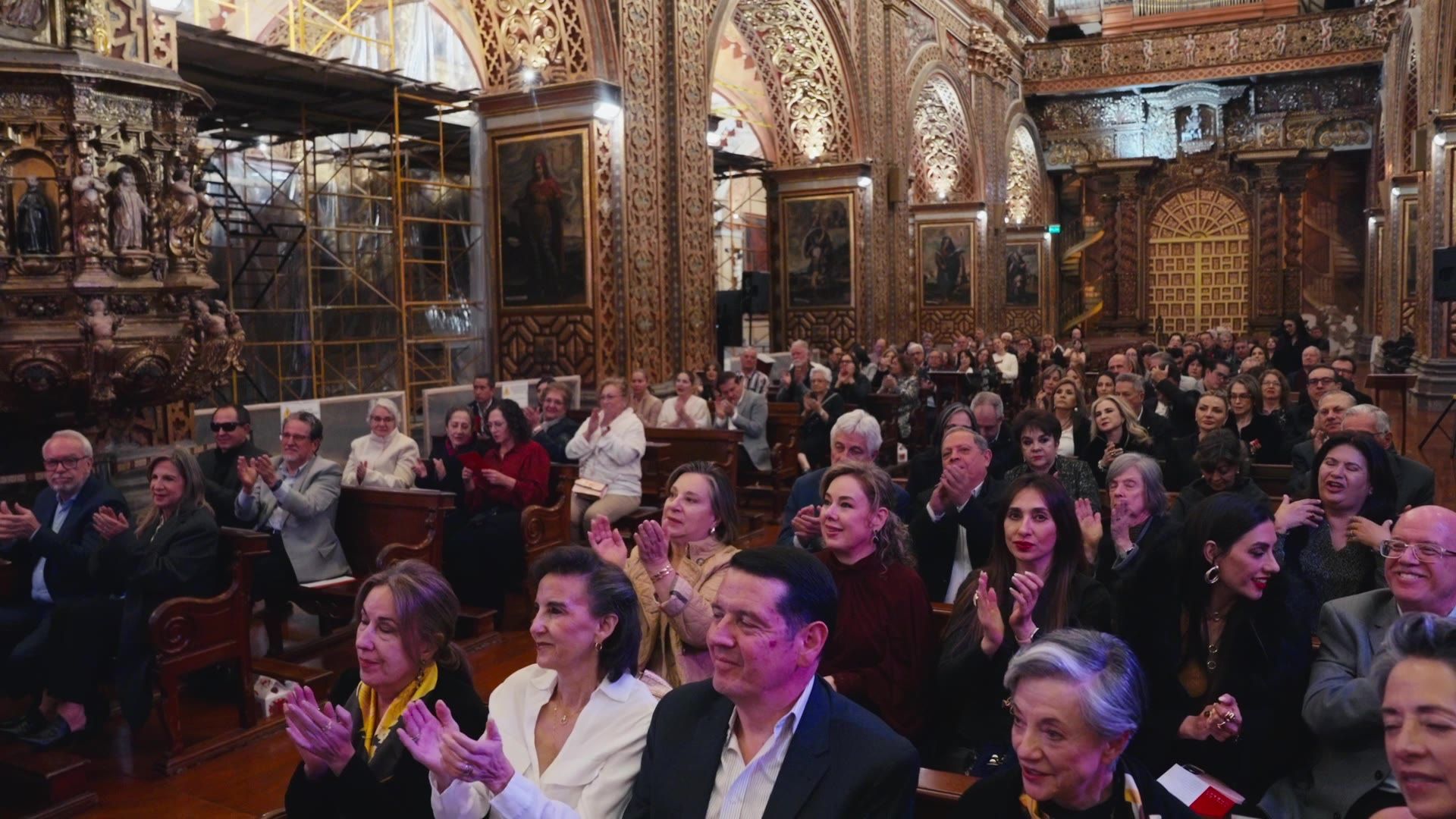 Público aplaudiendo desde las bancas de La Compañía