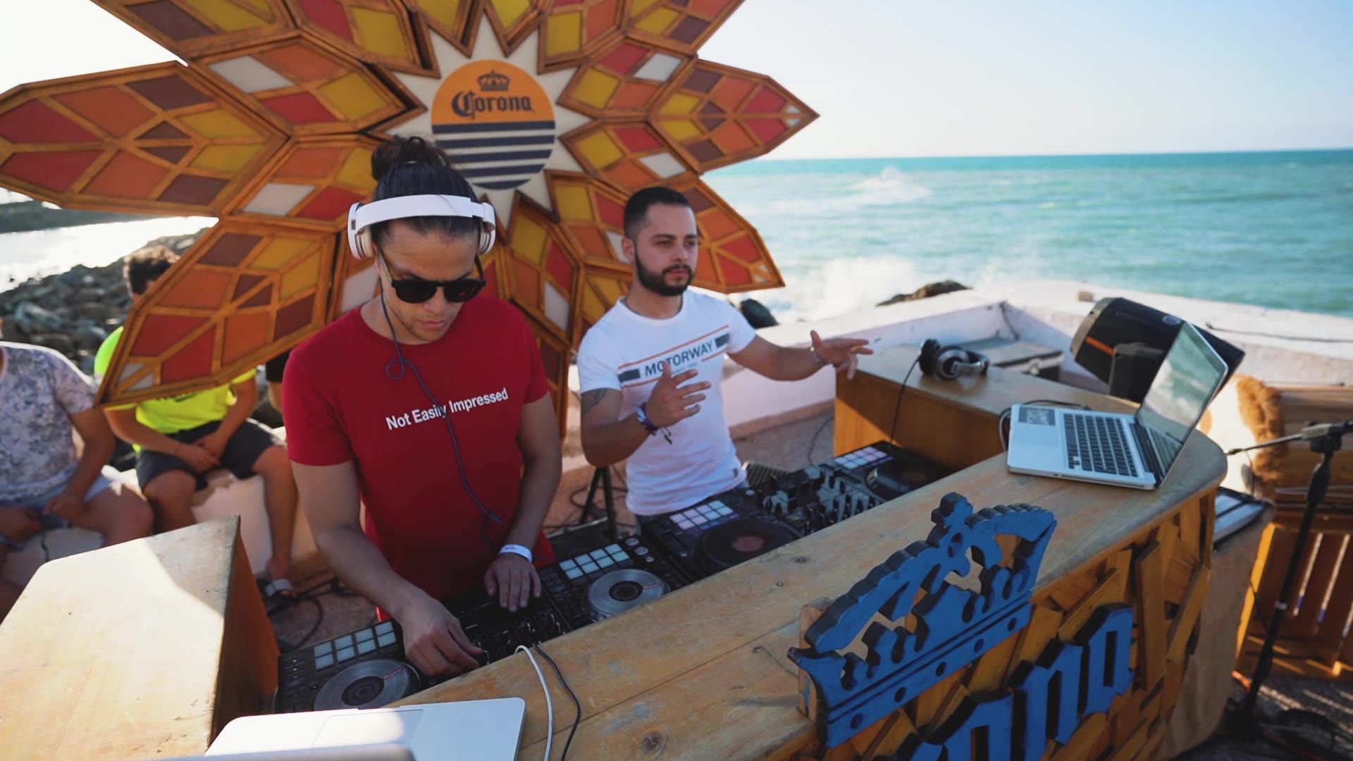 DJs tocando frente al mar