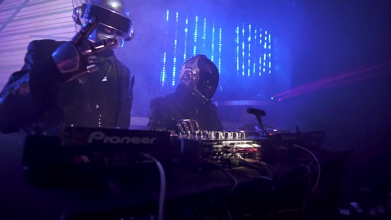 DJs con cascos de Daft Punk bajo luces azules