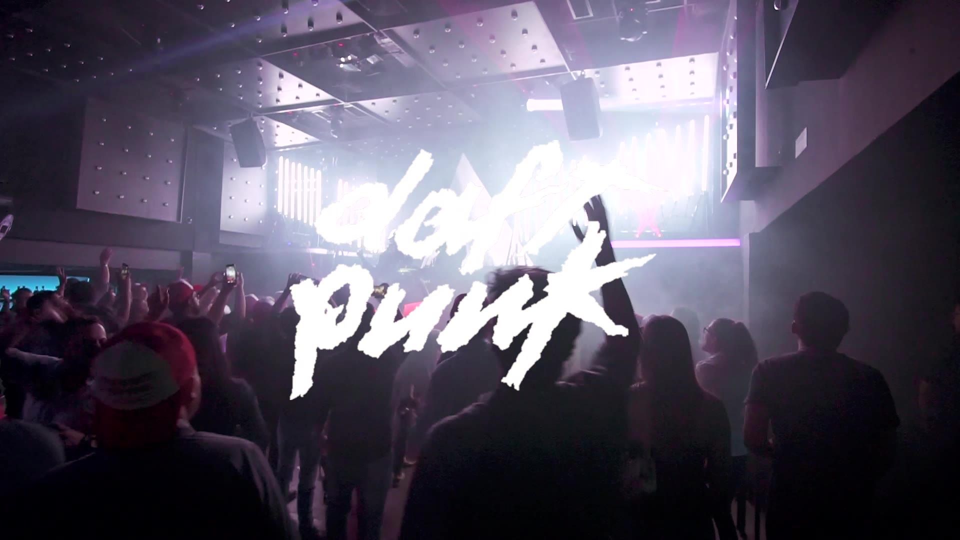 Proyección del logo de Daft Punk sobre el público