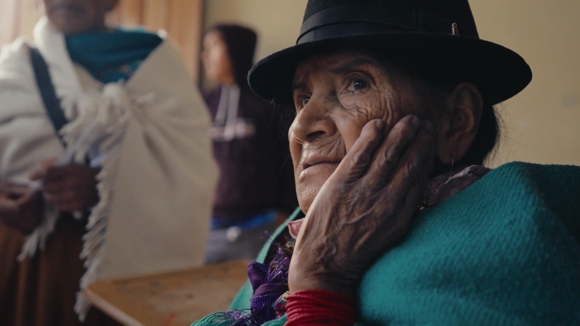 Mujer indígena mayor escuchando durante la brigada de salud