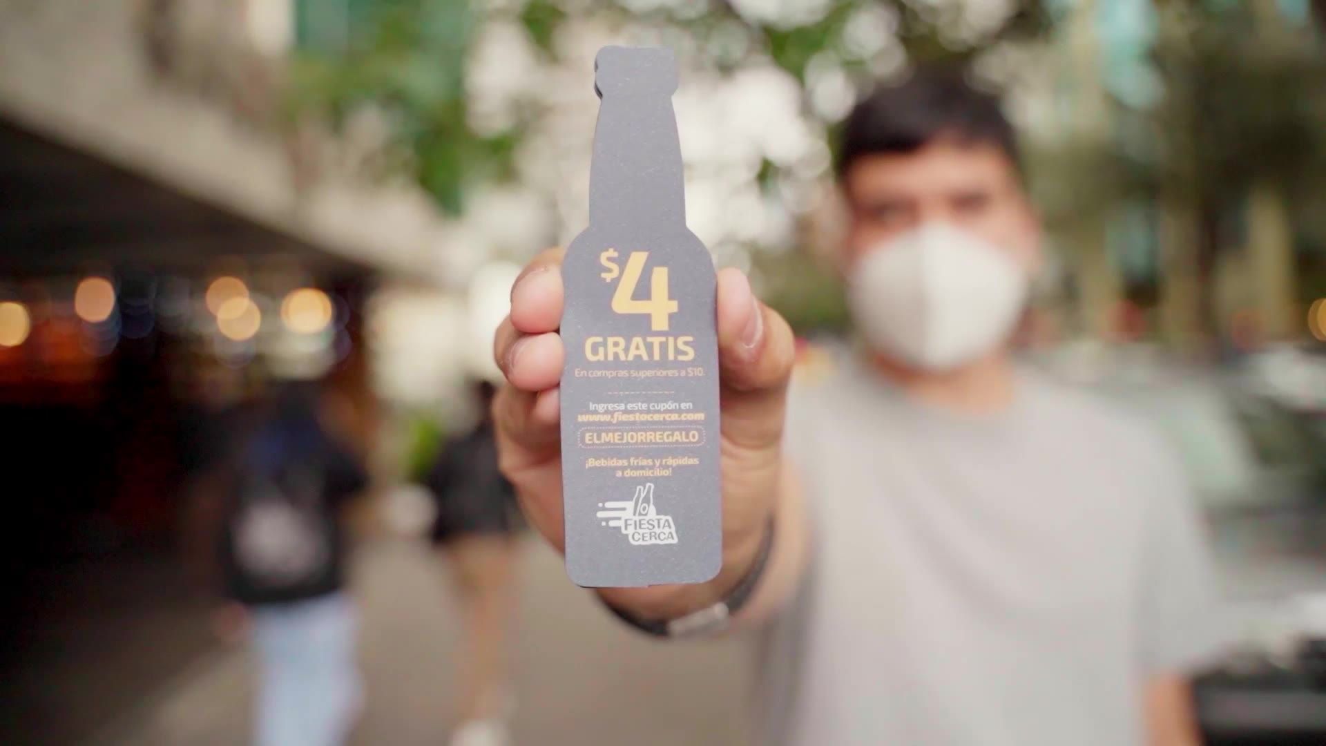 Cliente mostrando un cupón de $4 gratis de Fiesta Cerca