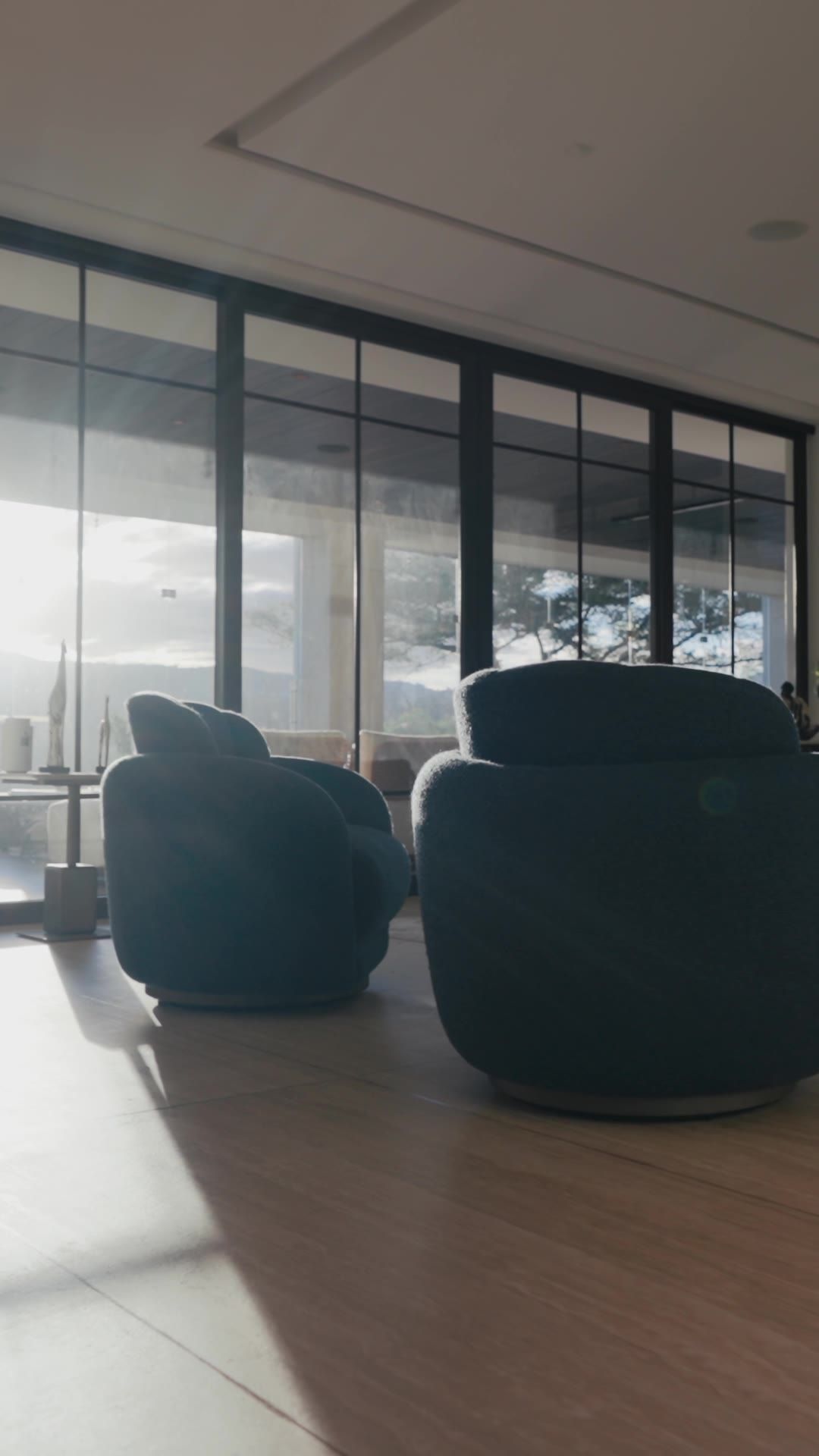 Sala a contraluz con ventanales hacia el valle