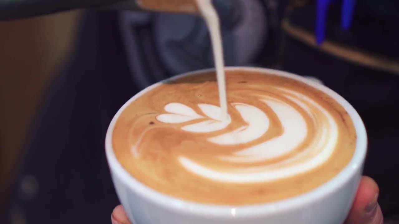 Latte art en una taza blanca