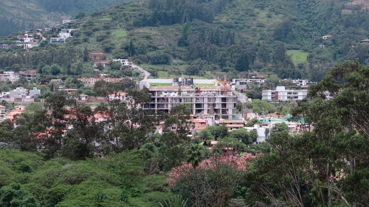 Edificio en construcción en el valle