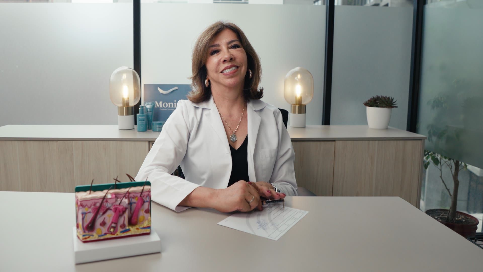 Mónica Carrera en su escritorio