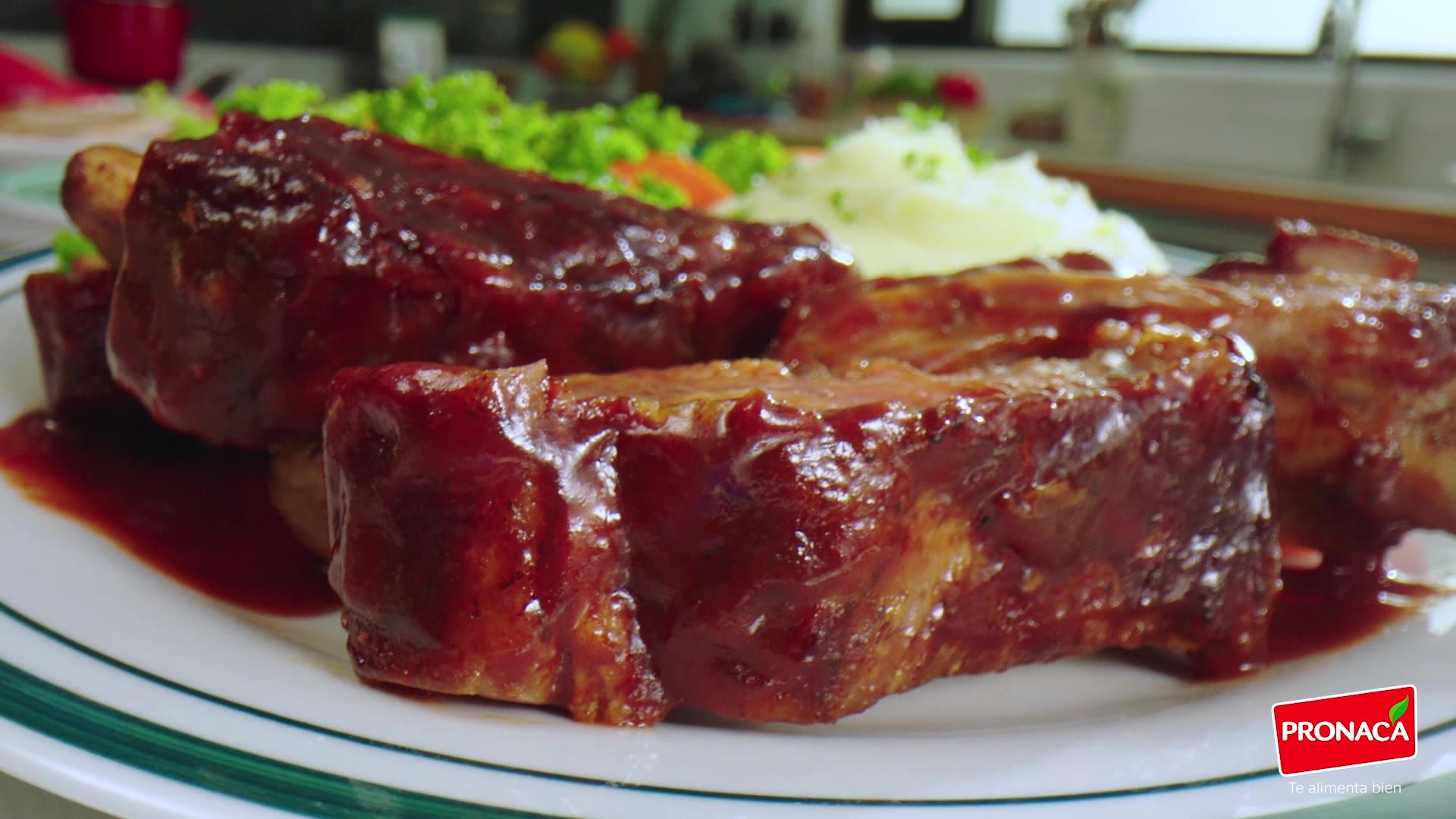 Costillas de cerdo en salsa con puré y lechuga