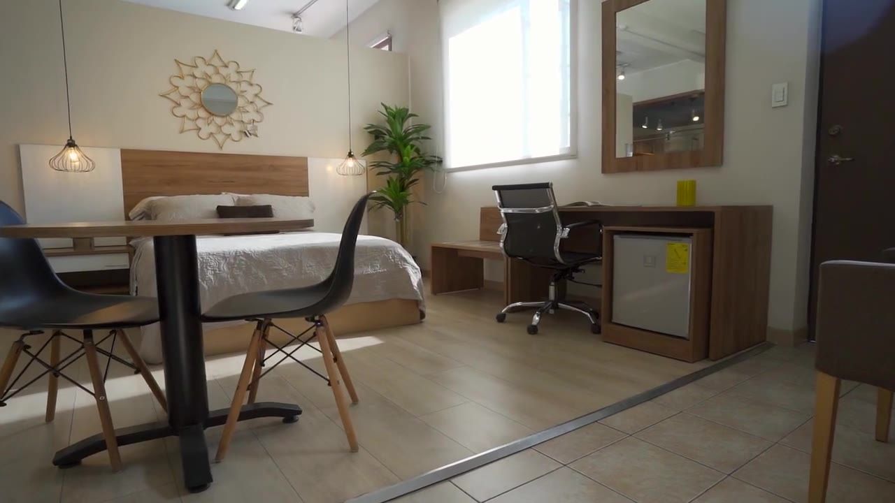 Habitación amoblada con escritorio