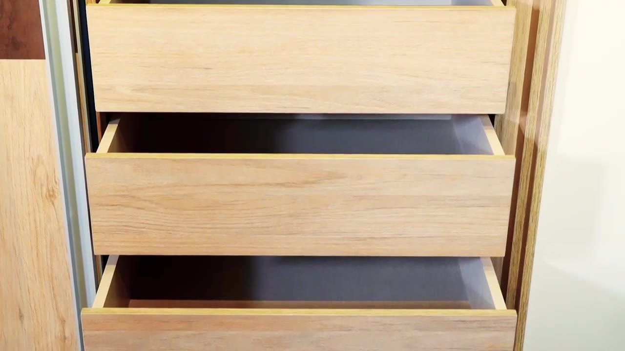 Cajones abiertos de un clóset de madera