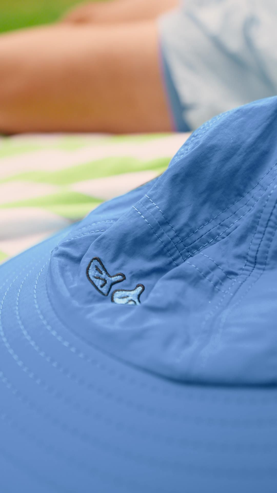 Sombrero de pescador azul con el logo bordado de Patas Azules