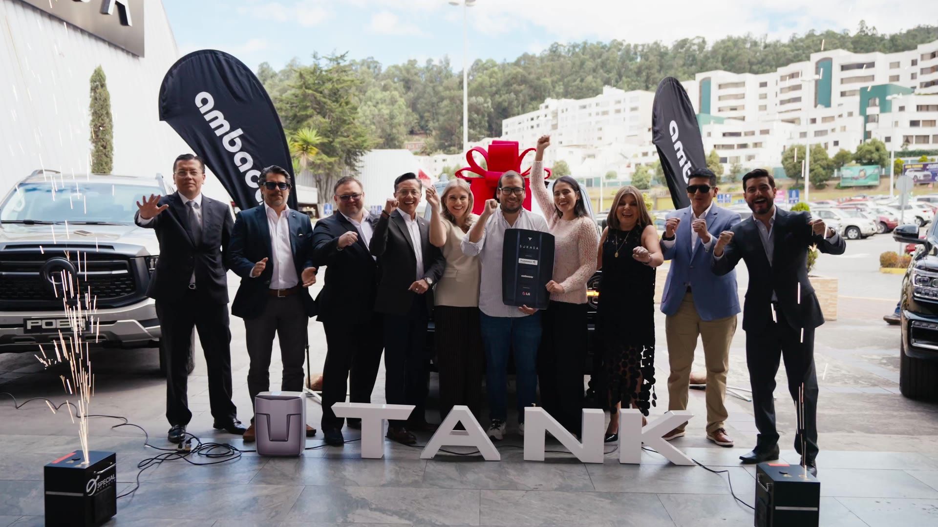 Equipo y ganadores celebrando junto a la Tank