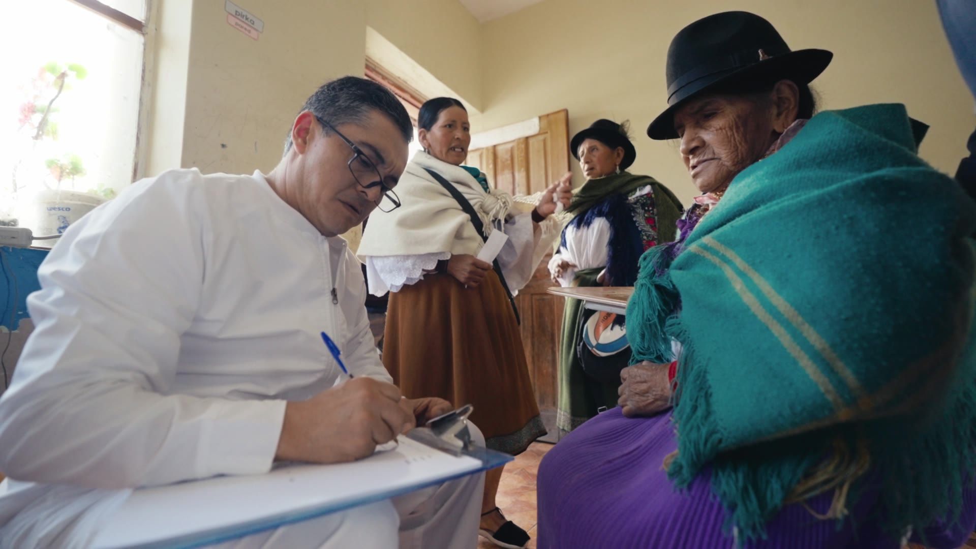 Médico atendiendo a pacientes de la comunidad