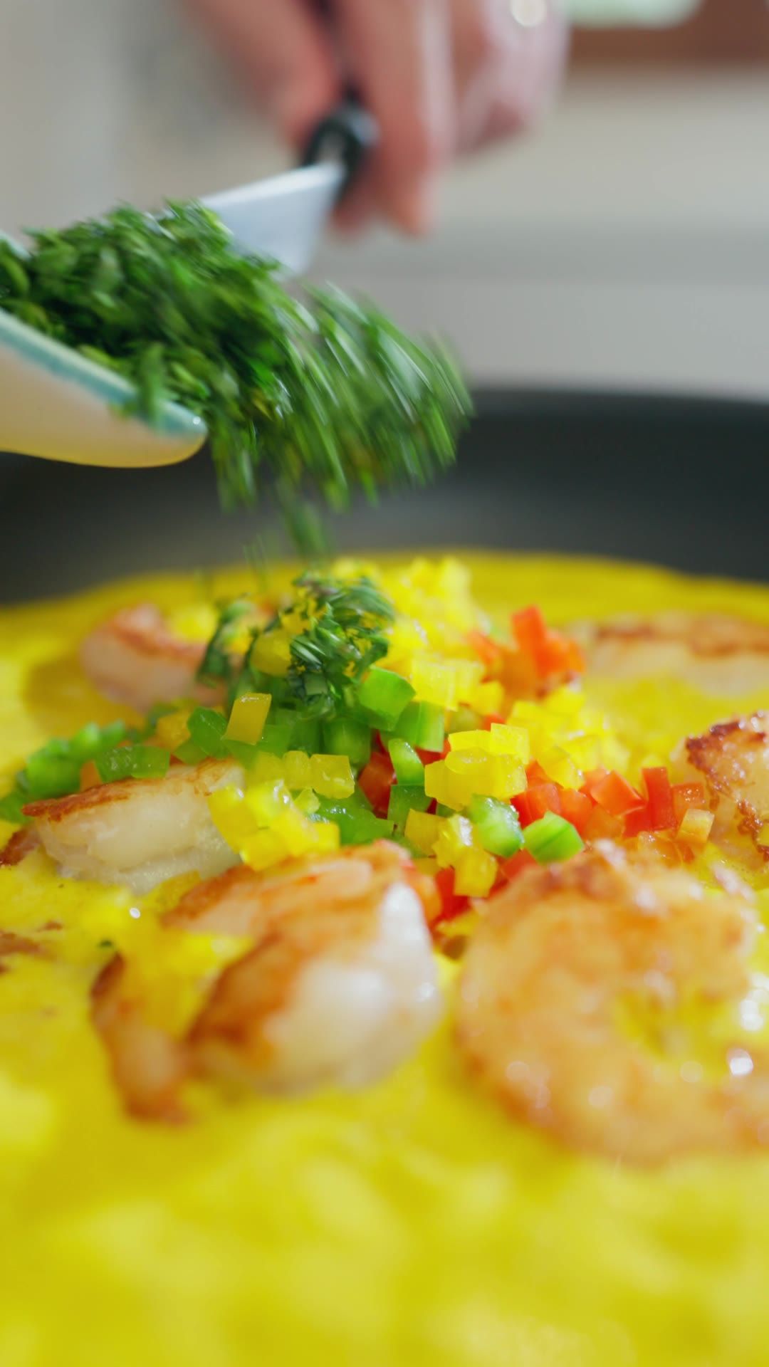 Encocado de camarón terminado con cilantro