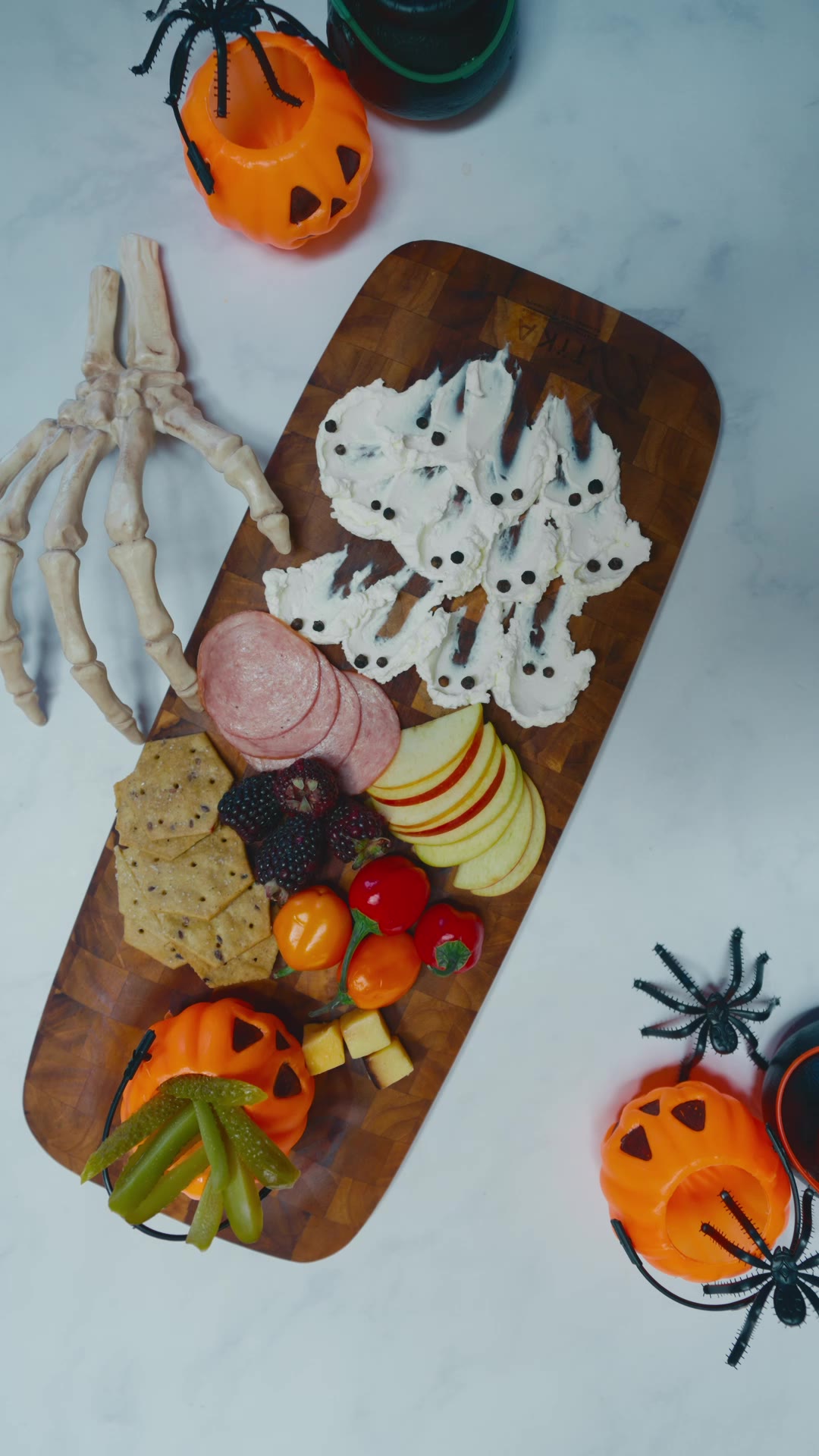 Tabla de charcutería de Halloween terminada, con fantasmas de queso y calabazas