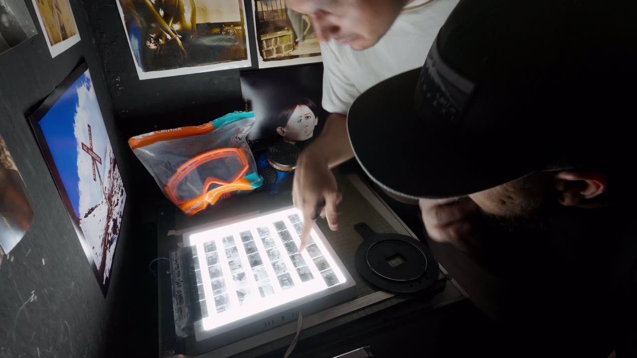 Hojas de contacto iluminadas sobre la mesa de luz del laboratorio