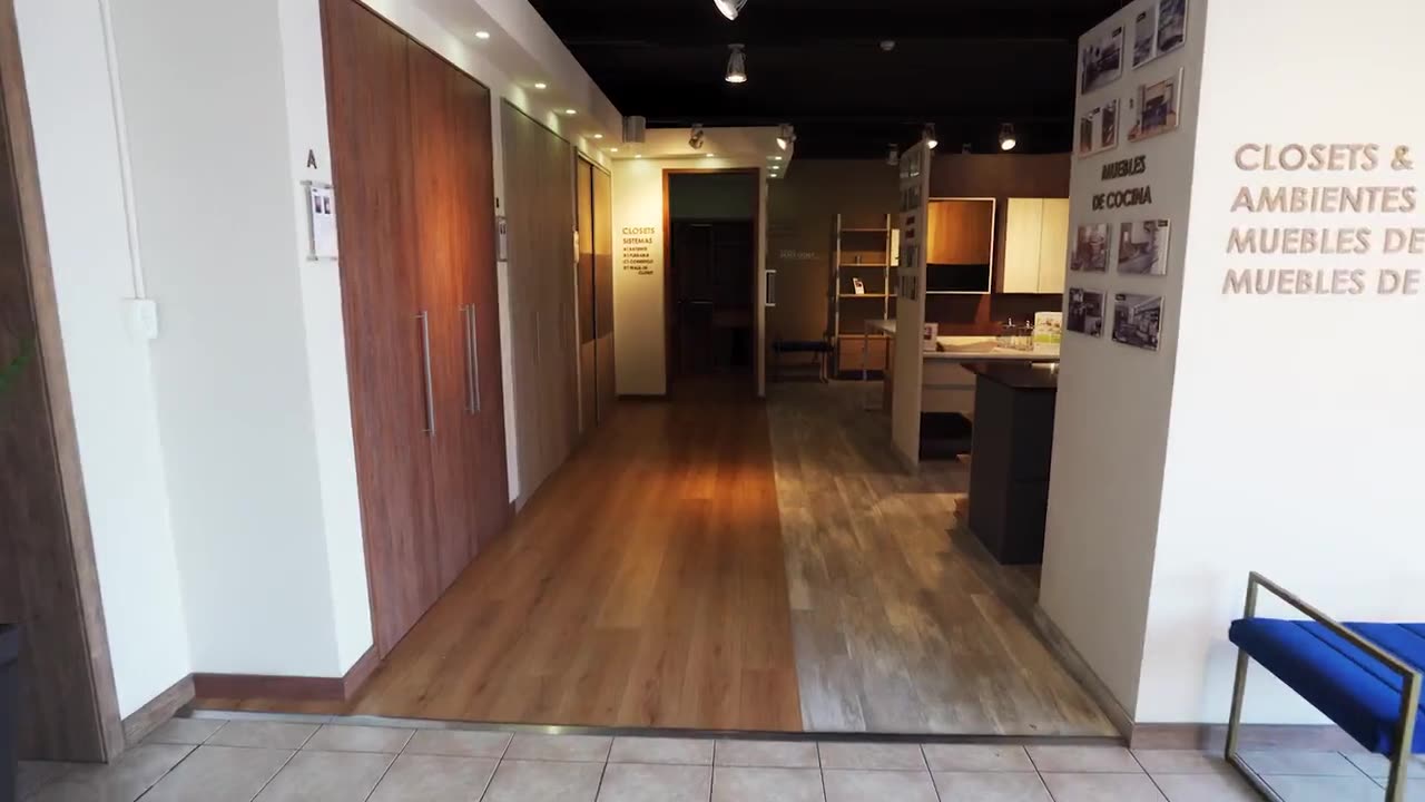 Showroom de Muebles Forma con clósets de madera a medida