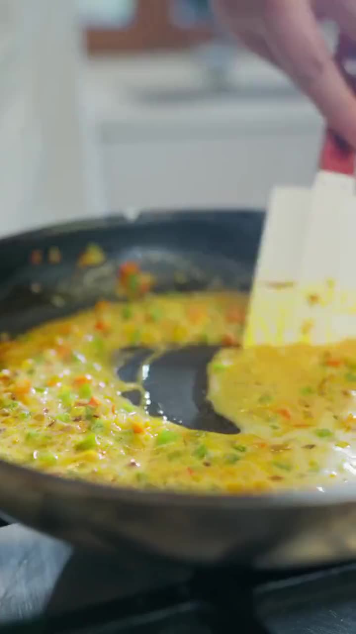 Encocado de camarón cocinándose en la sartén