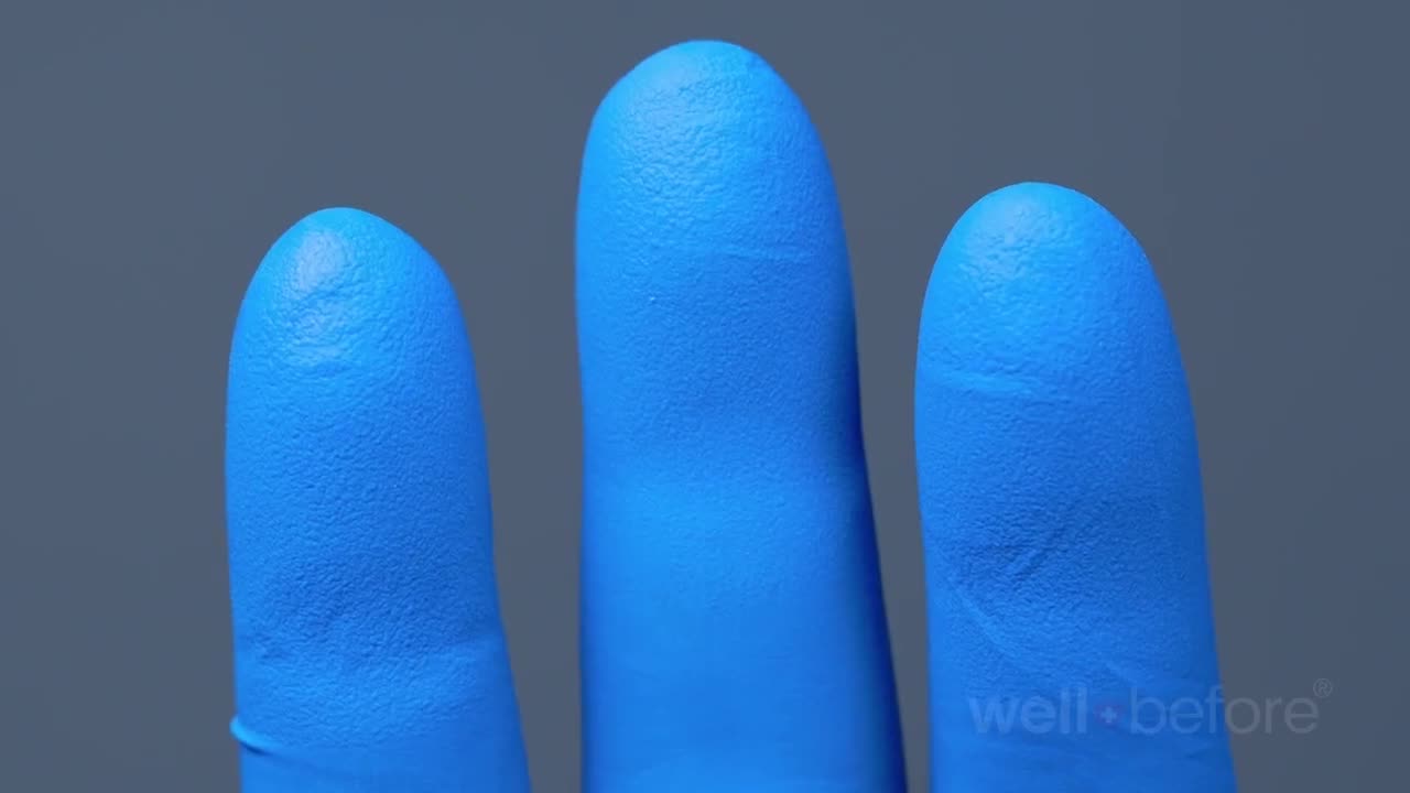 Tres dedos con guante de nitrilo azul